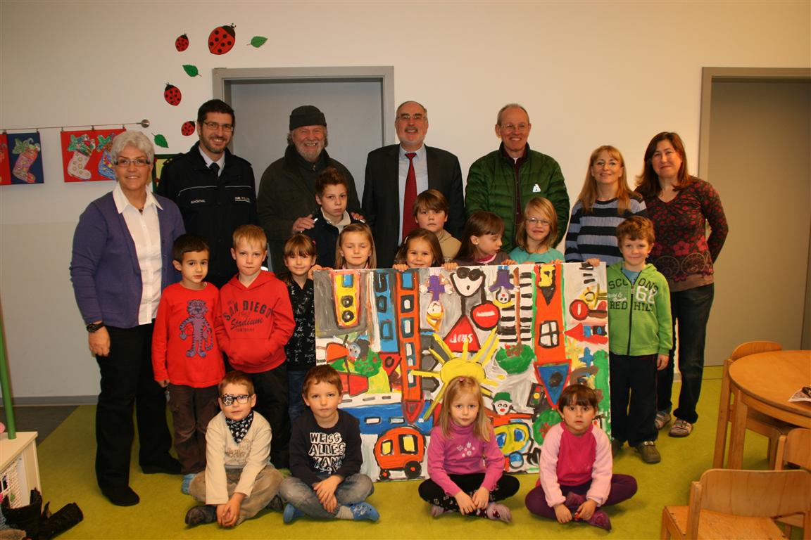 Die Kinder des Kindergartens Hölderlinstraße gemeinsam mit ihren Erzieherinnen, Lutz Schönthal, Dietmar Israel, Oberbürgermeister Klaus Demal und Christian Tauber
