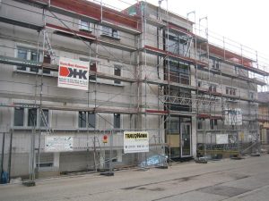 Das erste Haus ist im Rohbau bereits erstellt