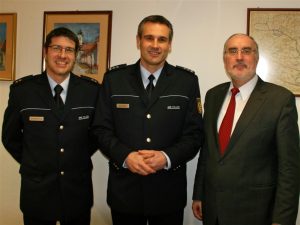 Oberbürgermeister Klaus Demal gemeinsam mit Lutz Schönthal (Leiter Revier Waldstadt) und Jürgen Schöfer (neuer Leiter des Polizeipostens Stutensee) (Archiv)