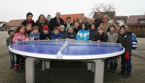Dank dem Verein "Kreuz+Quer" hat der Schulhof der Richard-Hecht-Schule Stutensee im Stadtteil Spöck mit der Tischtennisplatte eine neue Attraktion