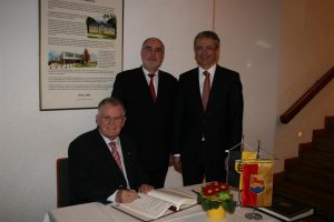 Dr. Erwin Teufel, Minister-präsident a.D., Oberbürgermeister Klaus Demal und Landrat Dr. Christoph Schnaudigel beim Eintrag in das Goldene Buch der Stadt Stutensee