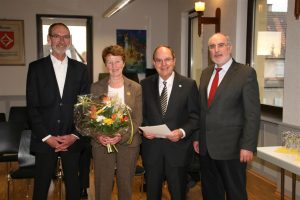 Oberbürgermeister Klaus Demal gratulierte gemeinsam mit Ortsvorsteher Ludwig-Wilhelm Heidt Lothar Gamer zu seiner Auszeichnung