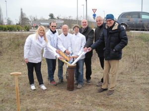 (von links) Bäckermeisterin Kim-S. Visel, Bäckermeister Emrich Visel, Konditormeister Jürgen Visel, Konditormeister Johannes Visel, Oberbürgermeister Klaus Demal, Reinhard Trautz und Ulrich Maiterth beide Baufirma Harsch Bau