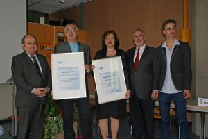 Die offizielle Kooperati-onsunterzeichnung nahmen vor: Alfons Moritz, IHK, Dr. Andreas Haungs, KIT, Schulleiterin Monika Wallenwein, Oberbürgermeister Klaus Demal, und Schülersprecher, Johannes Thierer