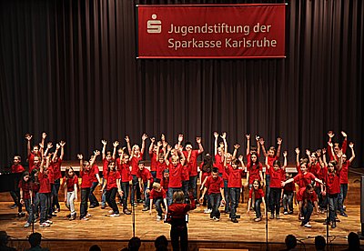 Die Chorklassen 3 und 4 der Pestalozzischule Blankenloch