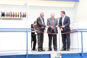 Oberbürgermeister Klaus Demal gemeinsam mit der neuen Ge-schäftsführung der NDT