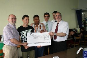 Gemeinsam mit den Schülern der Richard-Hecht-Schule nahmen Oberbürgermeister Klaus Demal und Rektor Herbert Grimm die Spende der Badischen Beamtenbank entgegen