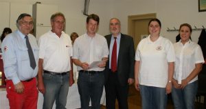 Der Oberbürgermeister gratulierte mit dem DRK-Team aus allen Stadtteilen Andreas Völker zu seiner Ehrung