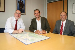 OB Klaus Demal mit Danyal Bayaz (BÜNDNIS 90/DIE GRÜNEN), im Beisein von Stadtrat Ludwig Streib