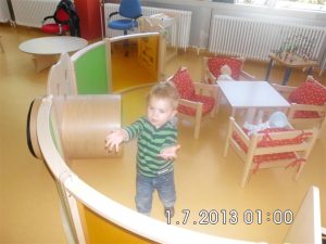 Der kleine „Max“ fühlt sich schon recht wohl am 1. Tag in der Kleinkindgruppe
