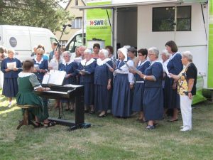 Sängerinnen des GV Sängerbund Friedrichstal unter der Leitung von  Else Gorenflo beim Vortrag des Tabakliedes in Hugenottenkleider