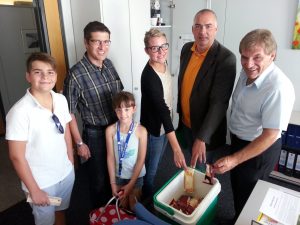Axel E. Fischer (2. von rechts) bei der CDU-Eis-Aktion im Rathaus