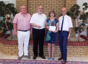 Ortsvorsteher Kurt Gorenflo, Oberbürgermeister Klaus Demal sowie Haus Edelberg-Geschäftsführer Michael Wipp (v.l.n.r.) gratulierten Hausleitung Ute Mohr zu fünf Jahren Senioren-Zentrum Haus Edelberg in Stutensee-Friedrichstal.