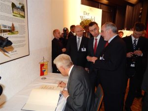Eintrag in das goldene Buch der Stadt (MP Kretschmann, Bürgermeister Dr. Ehrlein, Minister Dr. Schmid, OB Demal)