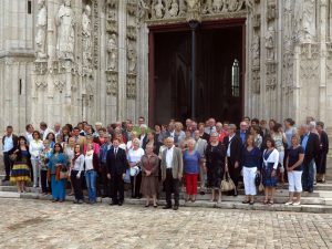 Nach dem Gottesdienst vor der Kathedrale in Saint-Riquier