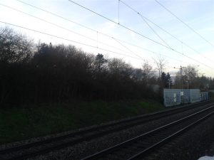 Bahnstrecke am St.-Riquier-Platz, hier soll der neue Haltepunkt entstehen