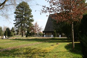 Neben der Friedhofskapelle auf der Westseite wird das gärtnergepflegte Grabfeld angelegt