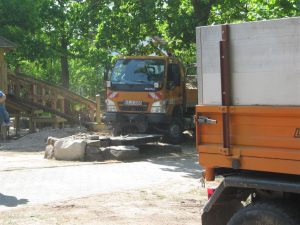 Austausch des Sandes auf dem Kindergarten-Spielplatz