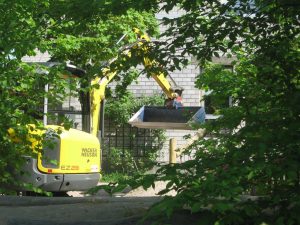 Austausch des Sandes auf dem Kindergarten-Spielplatz