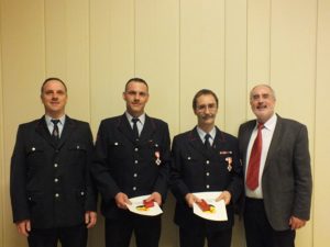 Das Feuerwehrehrenzeichen in Gold für 40 Jahre bzw. 25 Jahre aktiven Feuerwehrdienst bekamen Klaus Dieter Süß und Francesco Bugiada von Oberbürgermeister Klaus Demal verliehen