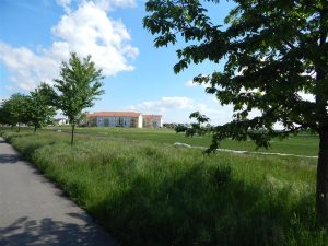 Blick von der Jugendhütte zum Seniorenzentrum