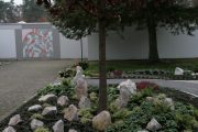 Gedenkmauer und gärtnergepflegtes Grabfeld Waldfriedhof Friedrichstal