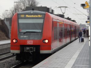 Eine der ersten Regionalbahnen hält