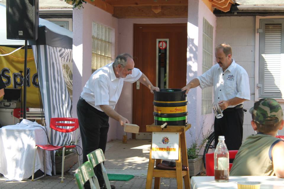 Fassanstich mit OB Demal (Foto: Verein der Vogelfreunde Blankenloch) Fassanstich