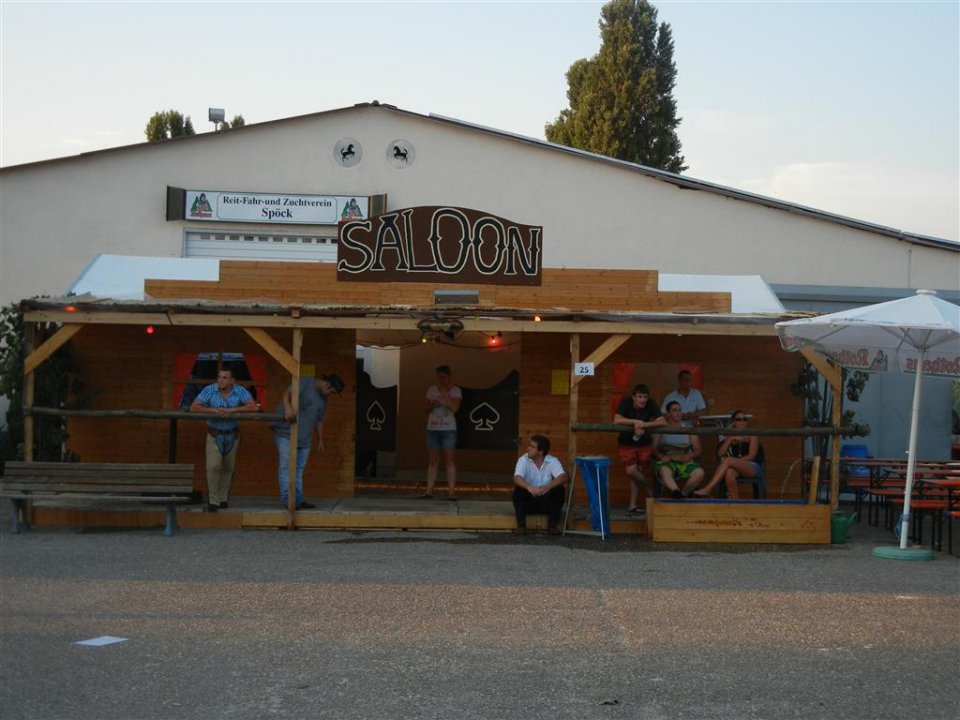 Saloon vor Reithalle (Foto: Martin Strohal) Saloon vor Reithalle