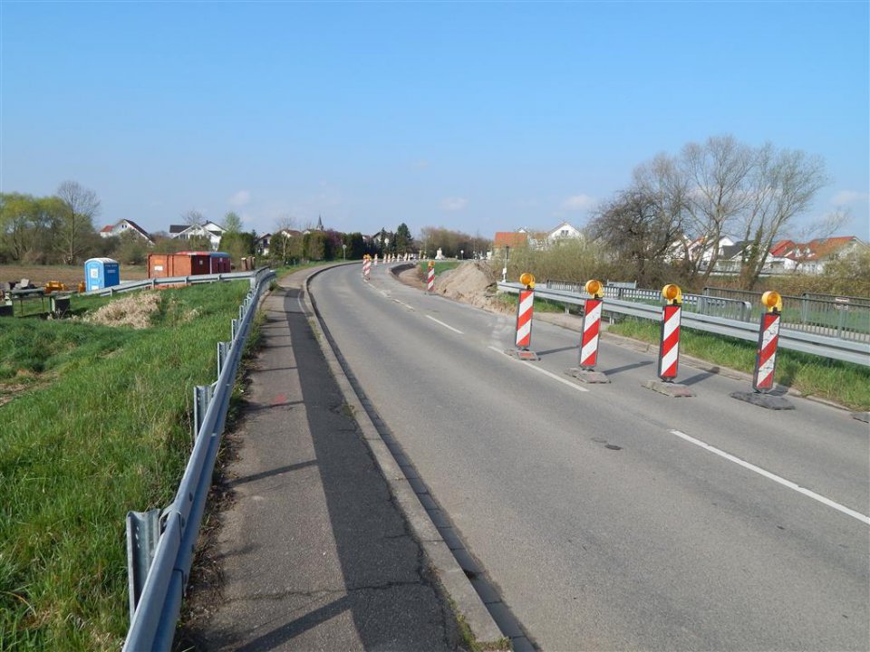 (Blick Richtung Staffort, links künftiger Bauplatz, März 2014) Bau der Abbiegespur
