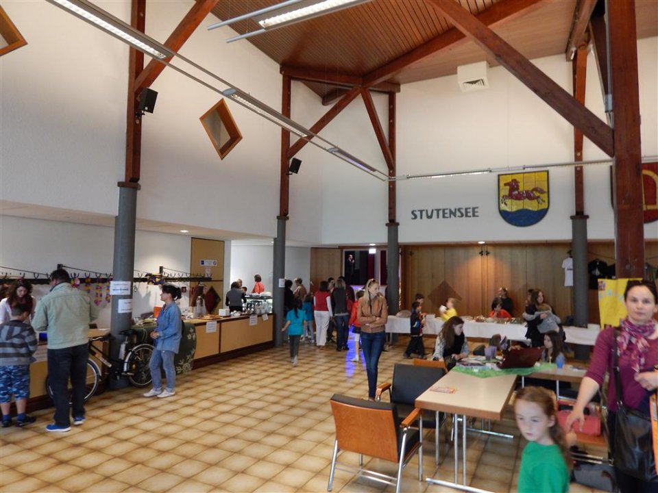 Foyer mit Tombola, Kuchenverkauf und Kinderschminken Foyer der Festhalle