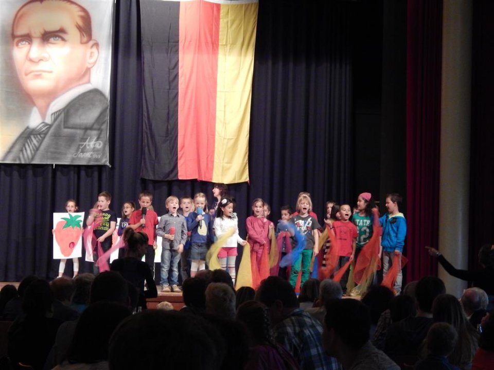 Klasse 1 der Pestalozzi-Schule Blankenloch Die kleine Raupe Nimmersatt