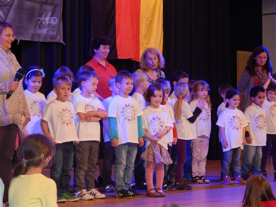 Kindergarten Lachwald/Märchenwald Büchig Tanzen und Singen