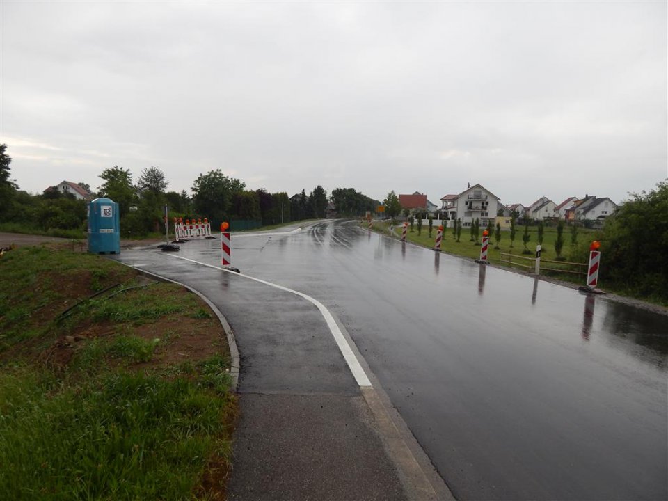 (Blick Richtung Staffort, Mai 2014) Neue Fahrbahn mit Einfahrt zum Markt
