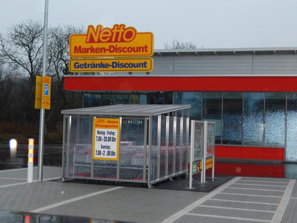 14. Dezember 2014, Foto: Martin Strohal Eingang mit Einkaufswägen