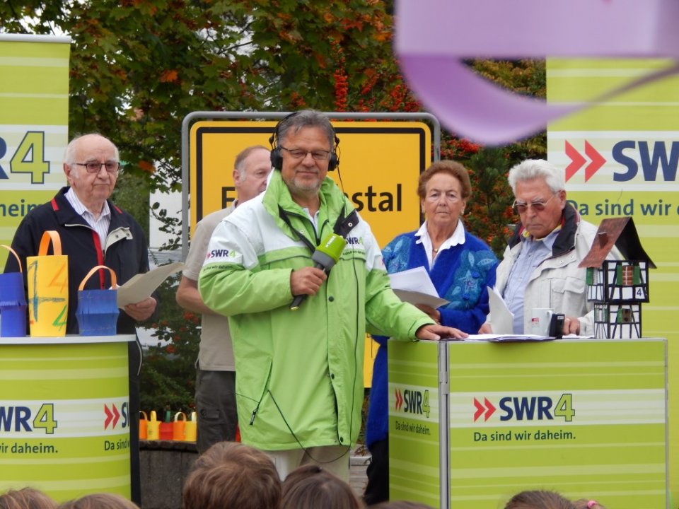 Moderator Winfried Bartsch mit dem Friedrichstaler Rate-Team