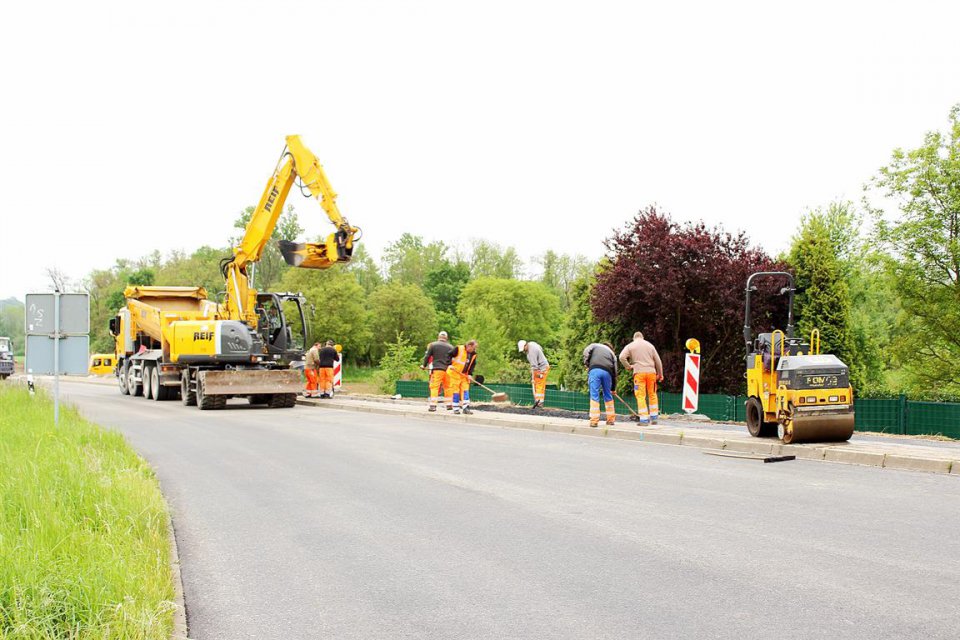 (April 2014, Foto: K.-F. Schöpp) Abschluss der Straßenbauarbeiten