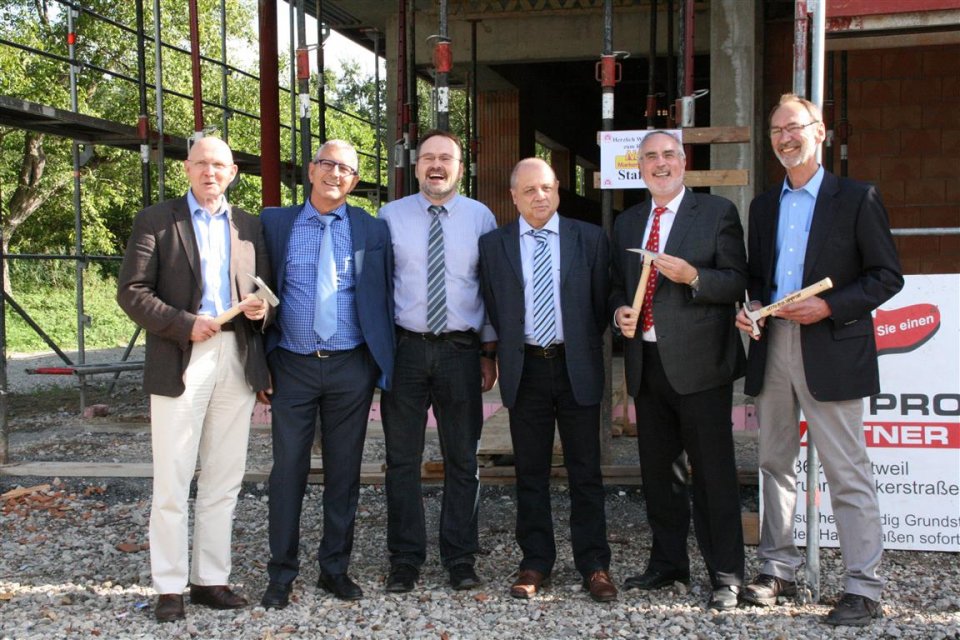 Von links: Bürgermeister Dr. Matthias Ehrlein, Geschäftsführer S+B Projekt GmbH Dieter Steitz, Projektleiter Joachim Winter, Expansionsleiter "Netto" Dieter Glöckner, Oberbürgermeister Klaus Demal, Ortsvorsteher Ludwig-Wilhelm Heidt, 14. August 2014, Foto: Marianne Lother Richtfest: Übereichung eines Zimmermannshammer