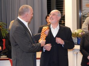 Fischer überreicht Krawatte
