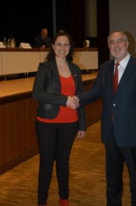 Die Hand reichten sich Susanne Enderle (Die Partei) und Klaus Demal (Freie Wähler) auch im verbalen Duell.