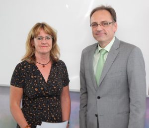 Erster Preis für Christine Krüger für ihr Malprojekt an der Gemeinschaftsunterkunft für Asylbewerber in Stutensee.Friedrichstal