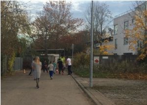 Fußballspiel mit Flüchtlingen