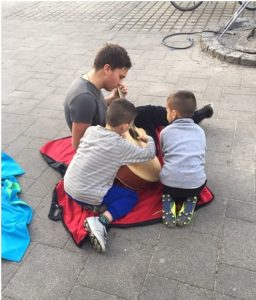 Gitarre spielen mit Kindern aus der GU