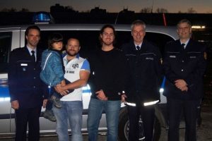 PR Fiedler (Leiter VK Pforzheim), Ralph Knebel mit Sohn, Jonas Keßler, PD Roth (Leiter VPDir Karlsruhe), EPHK Batschauer (Leiter APRev Karlsruhe)