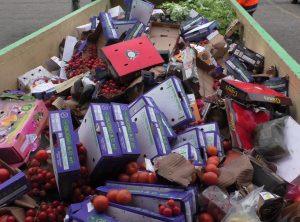 Von Ruß geschwärztes Gemüse im Container