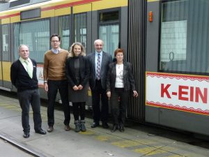 von links: Bernhard Bösherz (Amtsleiter Straßenverkehr, Recht und Ordnung Landratsamt Karlsruhe), Benjamin Bock (Marketingleiter der Verkehrsbetriebe Karlsruhe), Kriminalrätin Sabine Schmieder (Leiterin der Prävention beim PP Karlsruhe), Erster Kriminalhauptkommissar Remigius Kraus (Referent Kriminalprävention beim PP Karlsruhe),Polizeipräsidentin a.D. Hildegard Gerecke (stv. Vorsitzende des Fördervereins "Sicheres Karlsruhe e.V.")