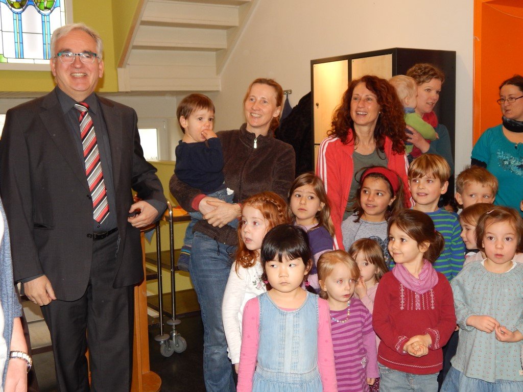 Pfarrer Lothar Eisele mit Erzieherinnen und Kindern