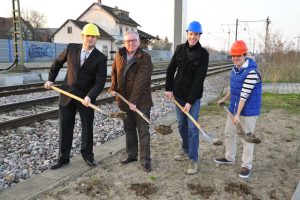 Freuen sich beim Spatenstich: Gesamtprojektsleiter der DB Dieter Eisele, Ortsvorsteher Kurt Gorenflo, Rainer Kempf aus dem Landesinnenministerium sowie Felix Schneider aus der Bauplanung.