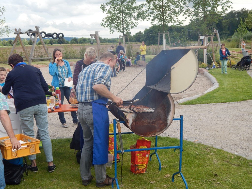 Würstchen und Steaks vom Grill