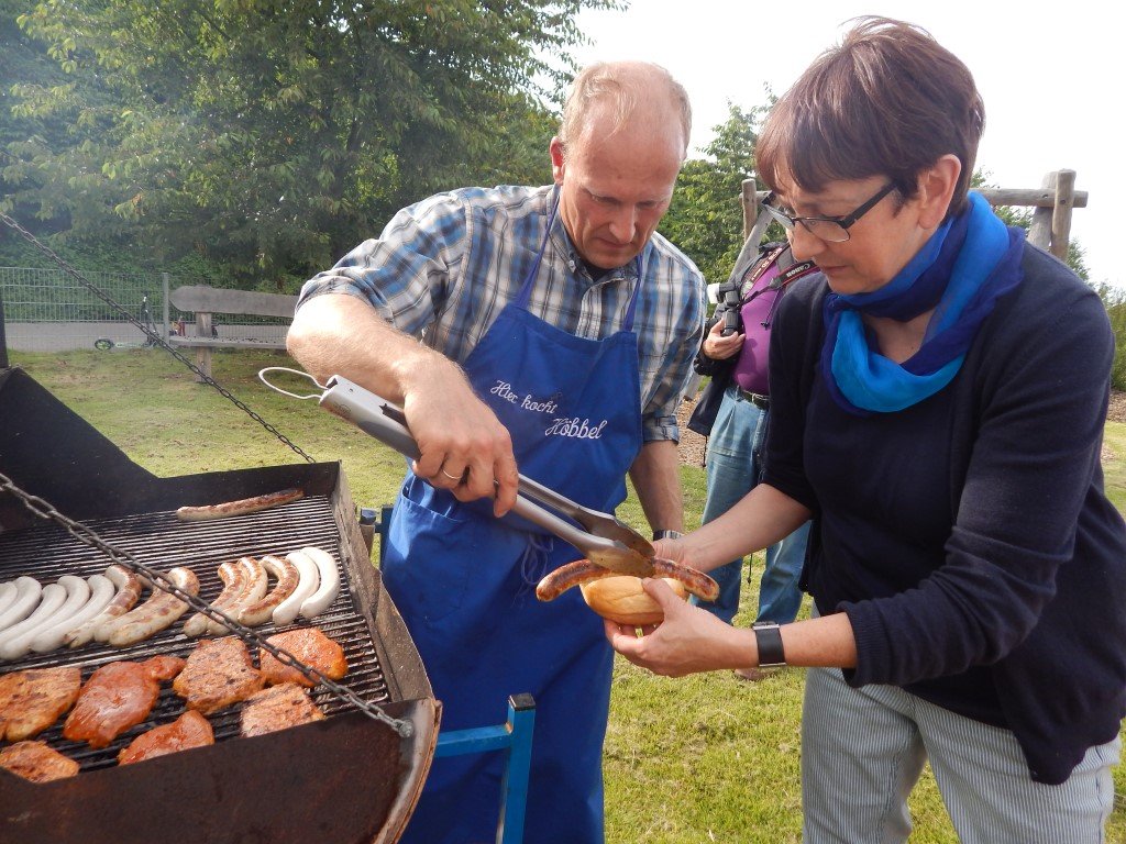 Würstchen und Steaks vom Grill